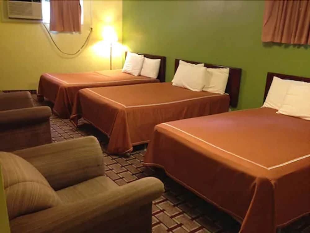 Family Room, 3 Queen Beds photo 1