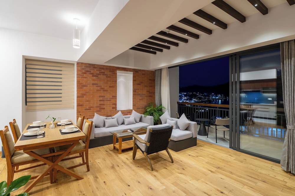 Executive Suite - Photo 10