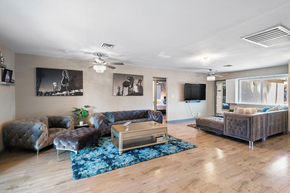 Highly Upgraded 4bd2bath Home With Private Pool, Billede 7