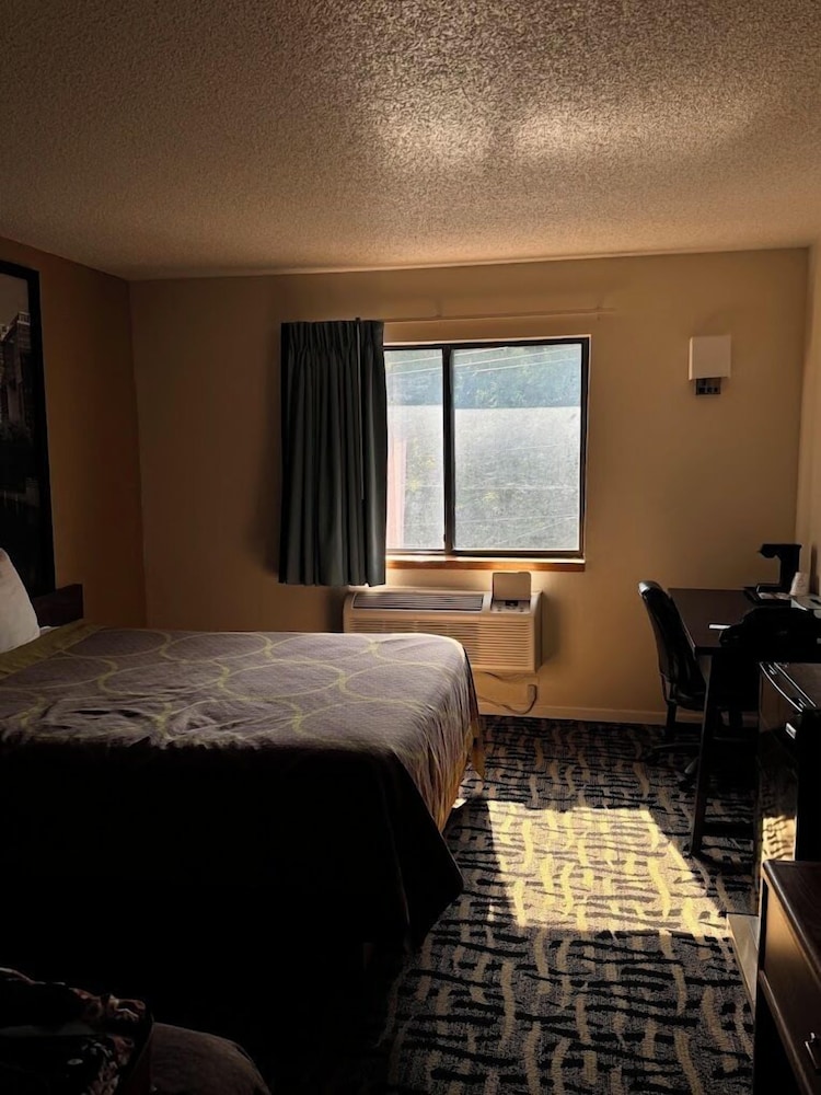 Suite - King Bed Non-Smoking - Photo 1