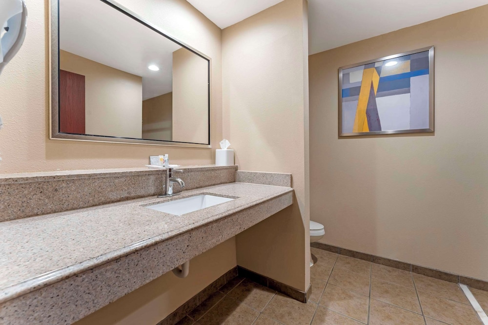 Executive Suite, 1 King Bed, Non Smoking, Hot Tub - Photo 3