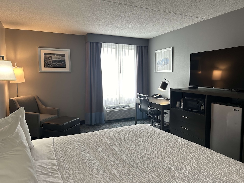 Standard Room, 1 King Bed, Non Smoking, Refrigerator & Microwave - Photo 1