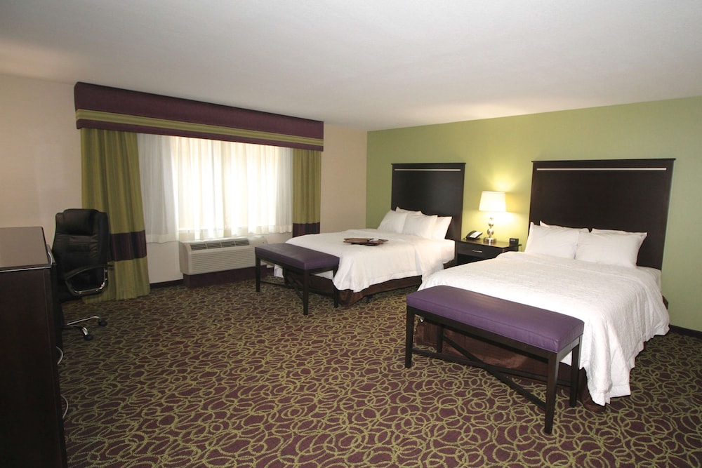 Room, 2 Queen Beds, Refrigerator & Microwave - Photo 2