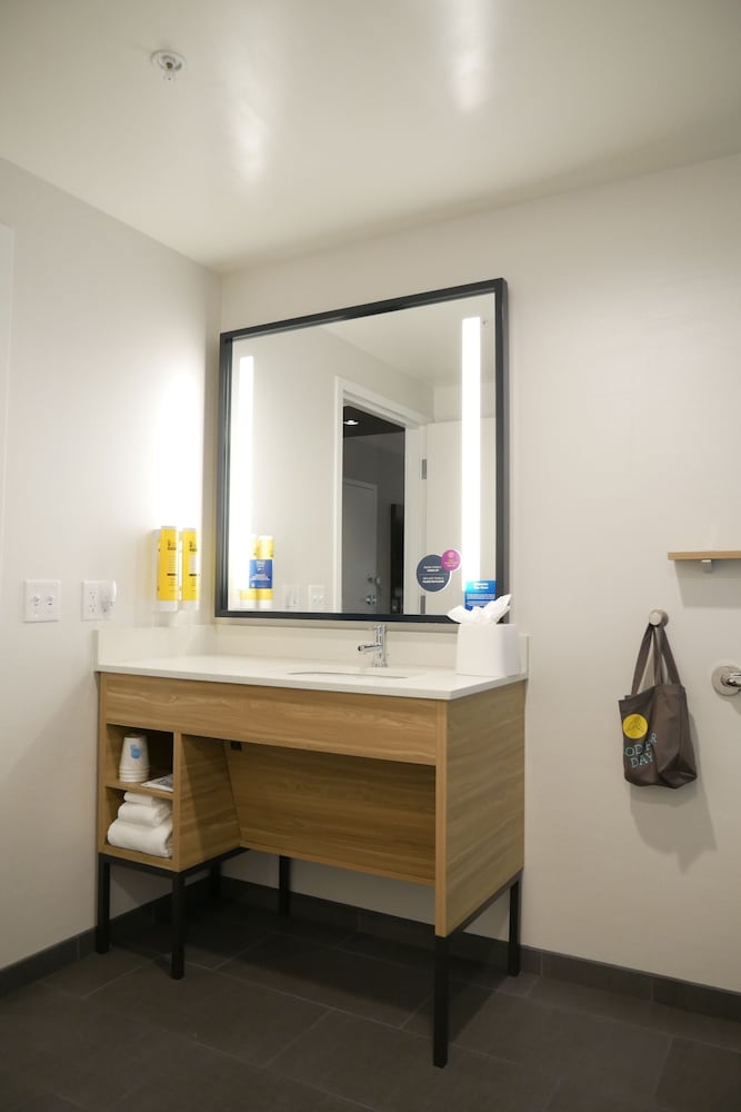 Room, 1 King Bed, Accessible (Hearing) - Photo 1