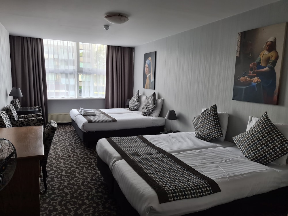 Family Room, 3 Twin Beds, Non Smoking, Bathtub photo 1