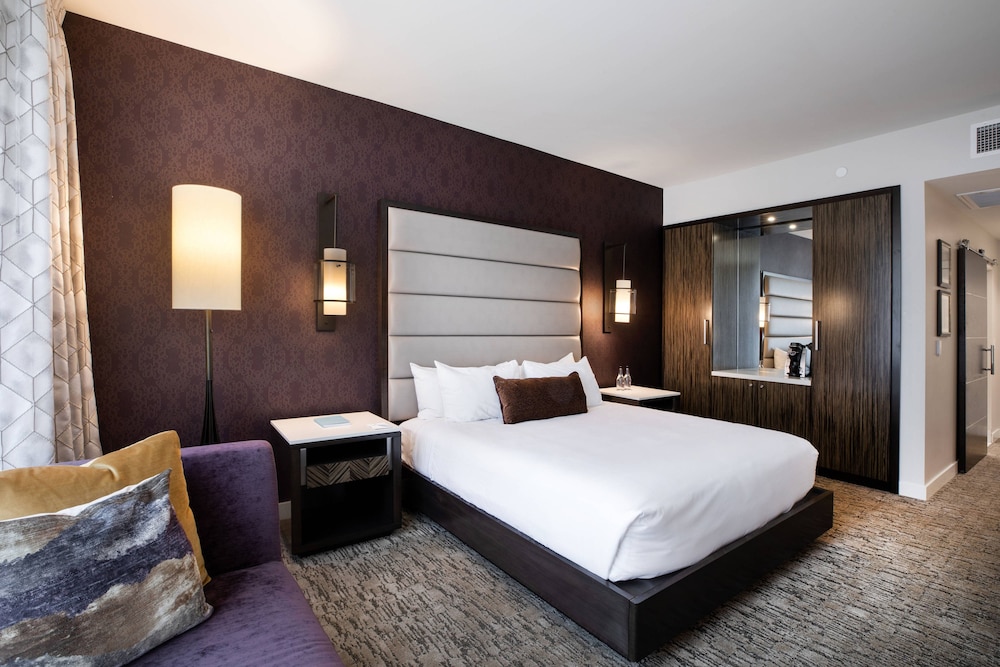 Executive Room, 1 King Bed (Mobility/Hearing Access, Roll-In Shwr) photo 1