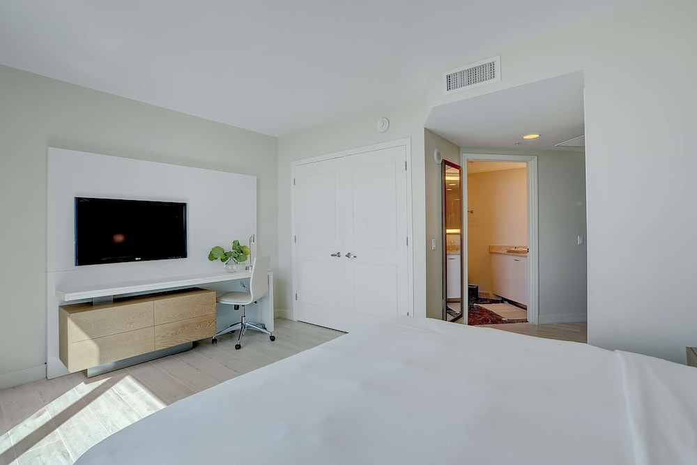 Suite, 1 King Bed, Accessible, Oceanfront - Photo 3