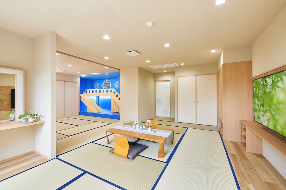 En Japanese Style Family Suite Room with Open-Air Golden Hot Springs photo 2