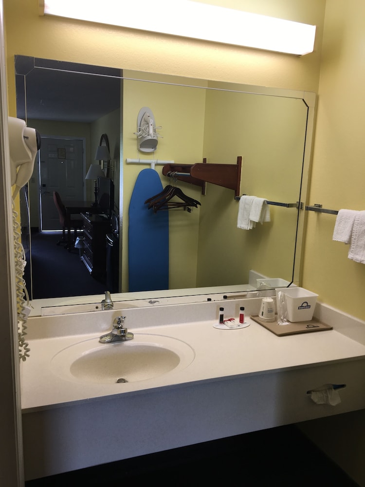 Standard Room, 2 Queen Beds - Photo 4