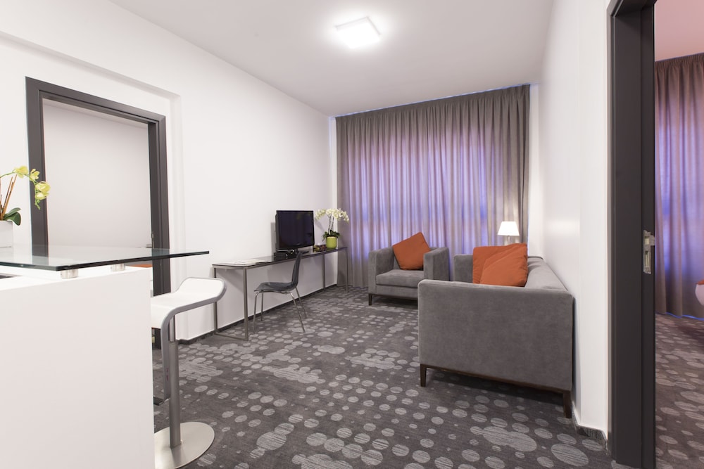 Suite, 2 Bedrooms - Photo 9