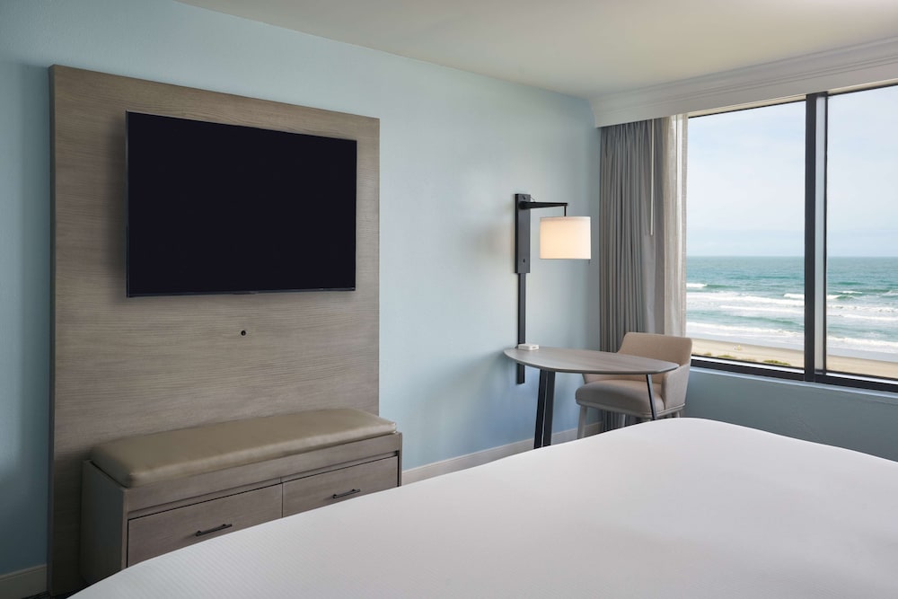 Room, 1 King Bed, Oceanfront - Photo 2