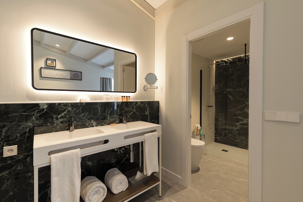 Superior Room (2 Adults + 1 Child) - Photo 3