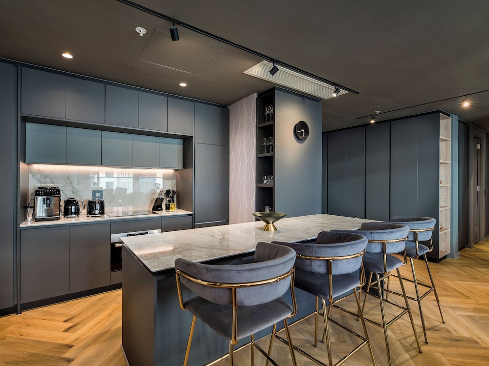 Executive Suite - Photo 15
