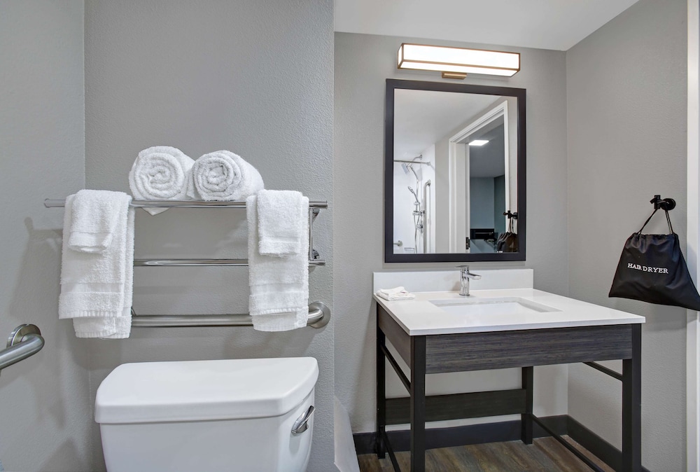 Deluxe Room, 2 Queen Beds, Accessible, Non Smoking - Photo 6