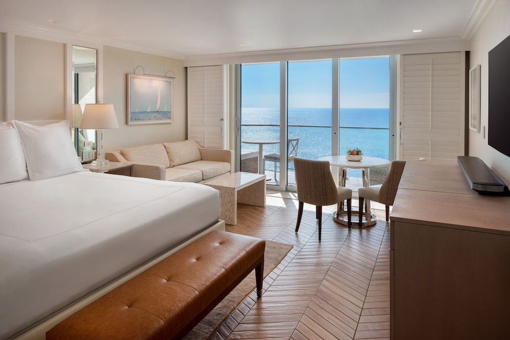 Premium Studio, 1 King Bed, Corner (Oceanfront) - Photo 1