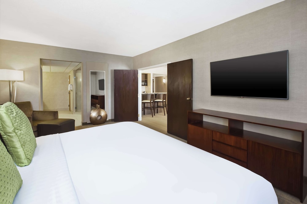 Suite, 1 King Bed, Kitchenette - Photo 1
