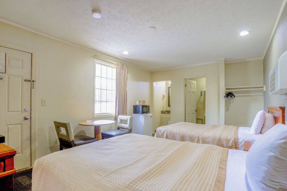 Deluxe Room, 2 Double Beds, Smoking photo 3