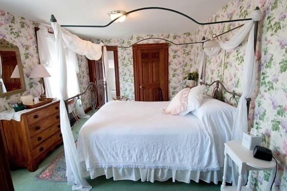Classic Room, 1 Queen Bed, Private Bathroom photo 2