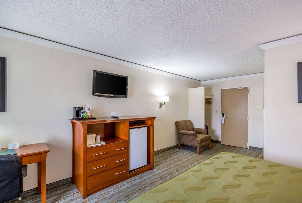 Standard Room, 1 King Bed, Non Smoking photo 2