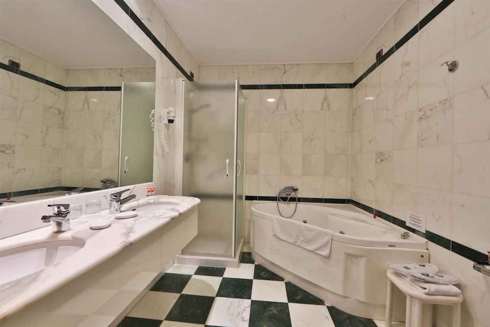 Suite, 1 King Bed, Terrace - Photo 4