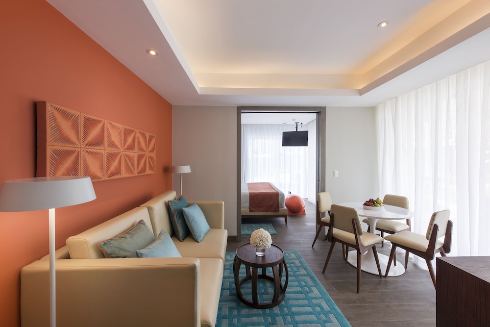 Suite (SWANK WRAPAROUND SWIM UP SUITE) photo 3
