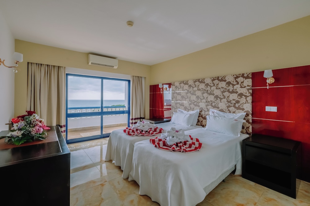 Deluxe One Bedroom Apartment - 4 Adults - Photo 2