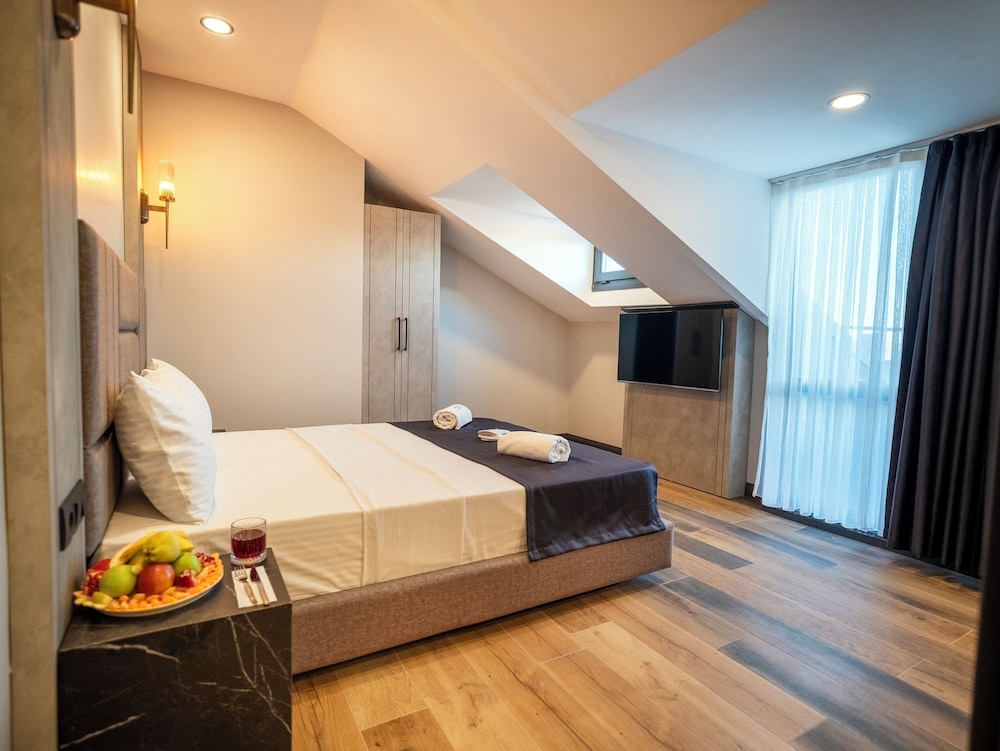 Deluxe Room, 1 Queen Bed, City View photo 3