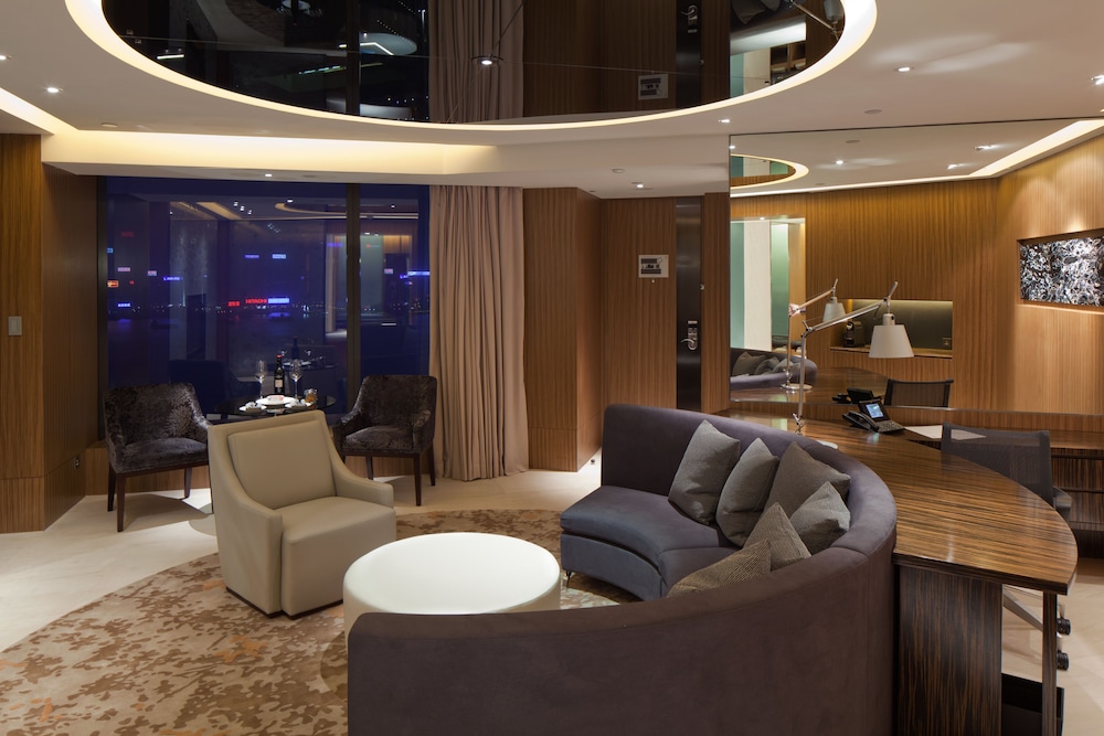 CLUB 80 Harbour Suite King (with Club Lounge Access)