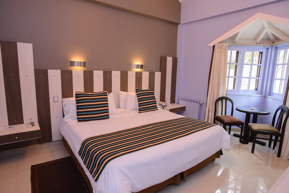 Standard Room, 1 Queen Bed photo 2