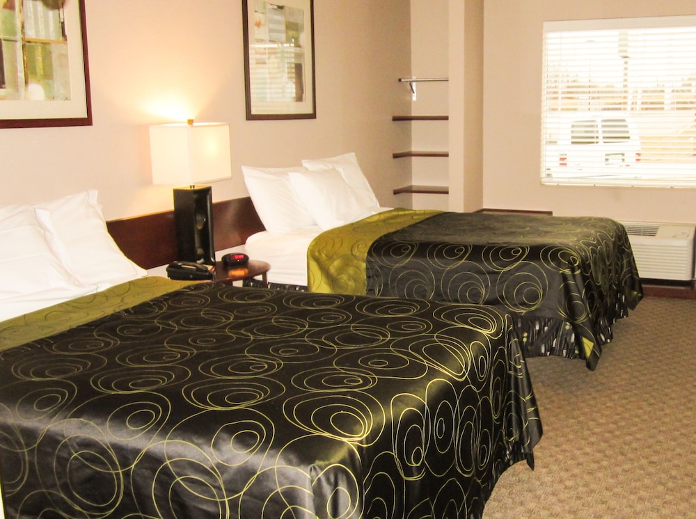 2 Queen Beds with Kitchenette