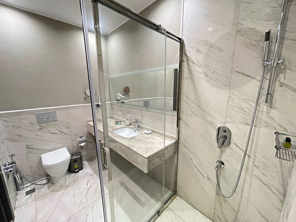 Deluxe King Room with Mountain View photo 3