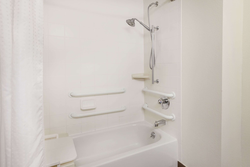 Room, 2 Queen Beds, Non Smoking (Hearing Accessible) - Photo 4