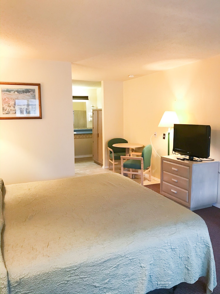 Standard Room, 1 King Bed photo 3