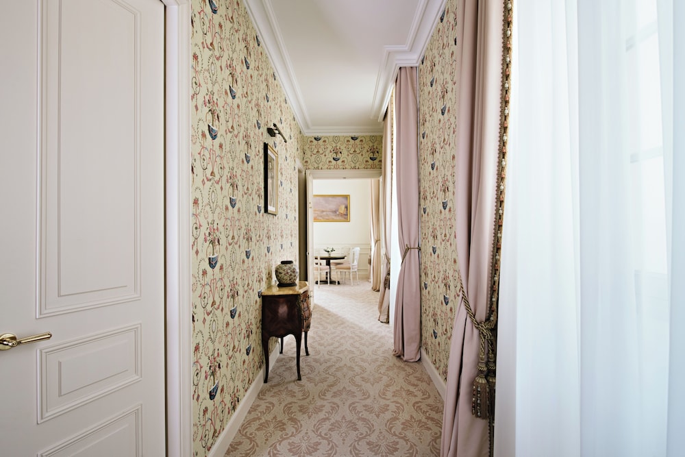 Palais Suite with One King Bed thumbnail 5