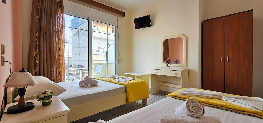 Classic Twin Room, Balcony, City View photo 2