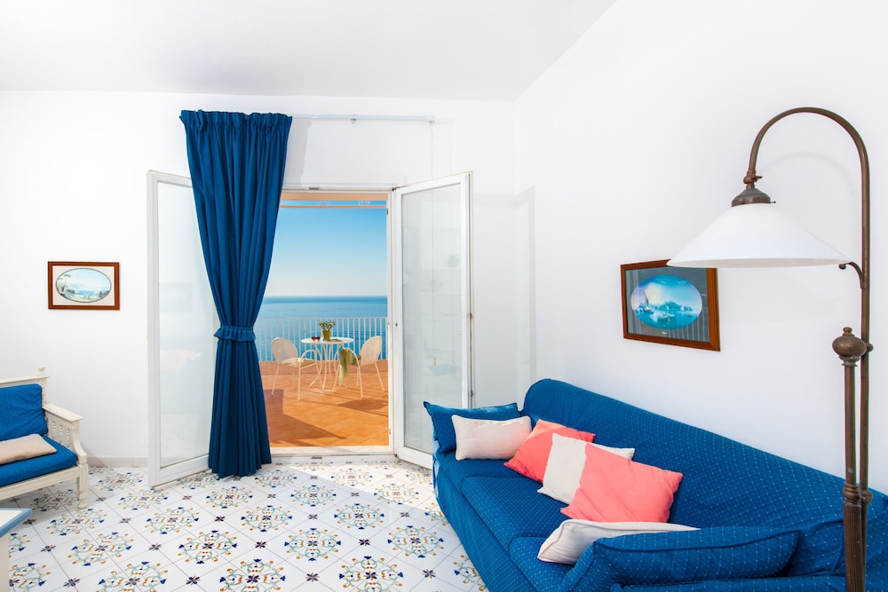 Romantic Suite, 1 King Bed, Hot Tub, Sea View - Photo 4