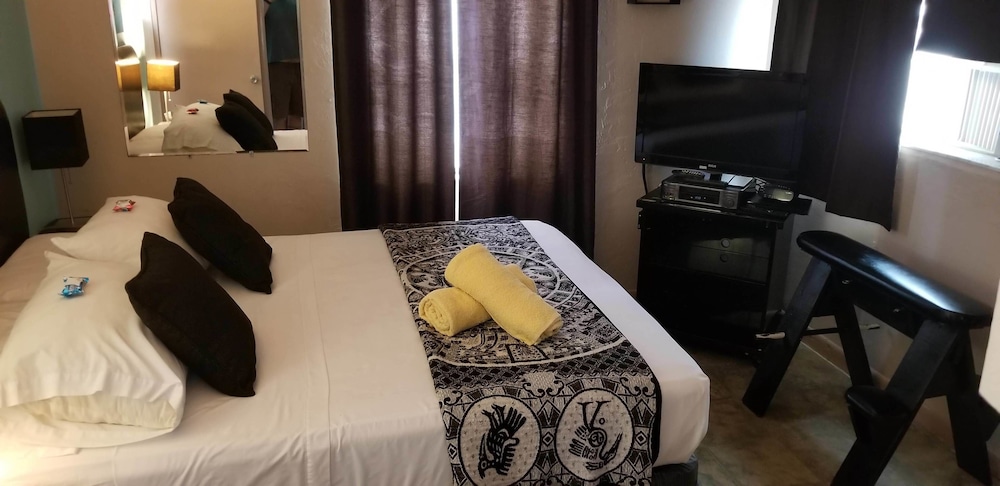 Suite, 1 Queen Bed, Non Smoking, Pool View photo 2
