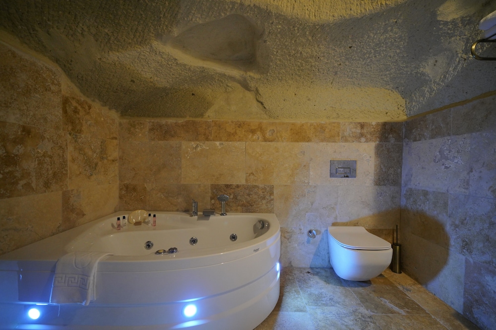 Nimet Deluxe Jacuzzi Cave Suite photo 2