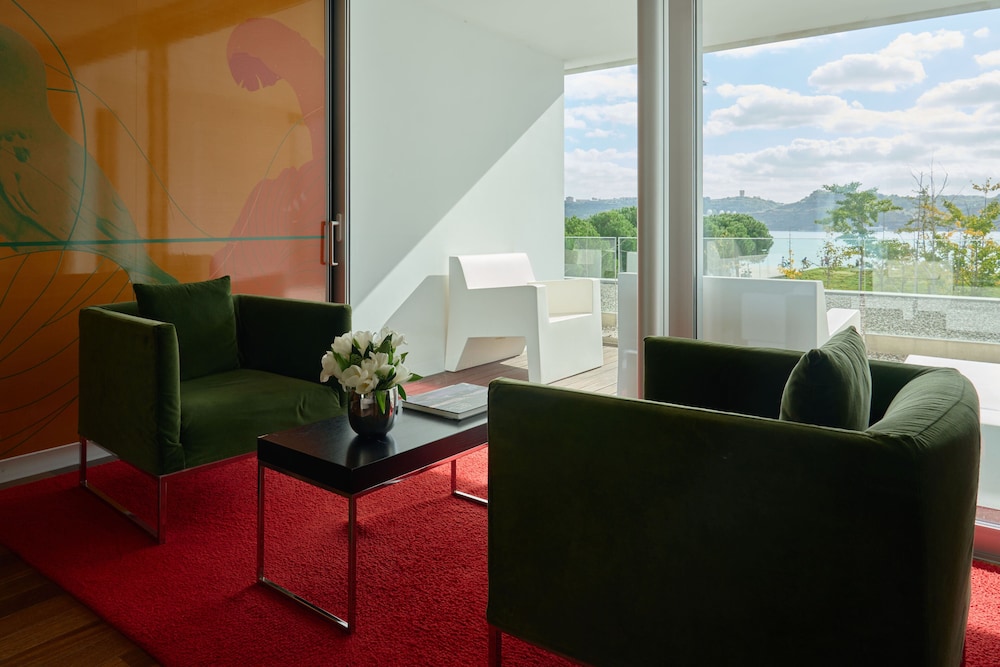 Club Room, Balcony - Photo 6
