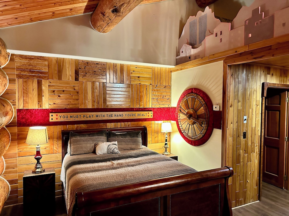 Signature Cabin, 1 Queen Bed with Sofa bed (Luck of the Draw) photo 3