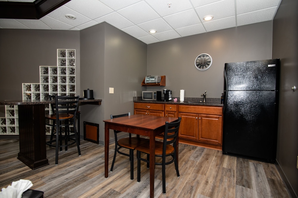 Suite, 1 King Bed, Non Smoking, Kitchenette - Photo 4
