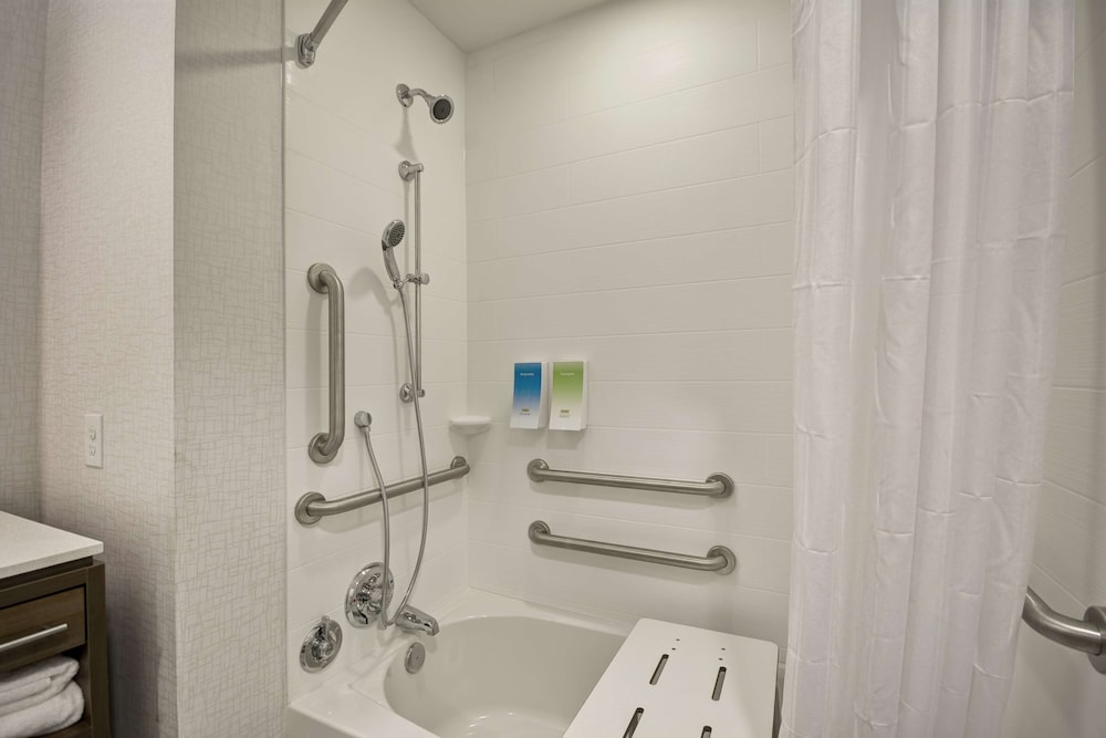 Studio, 1 King Bed, Accessible, Bathtub photo 3