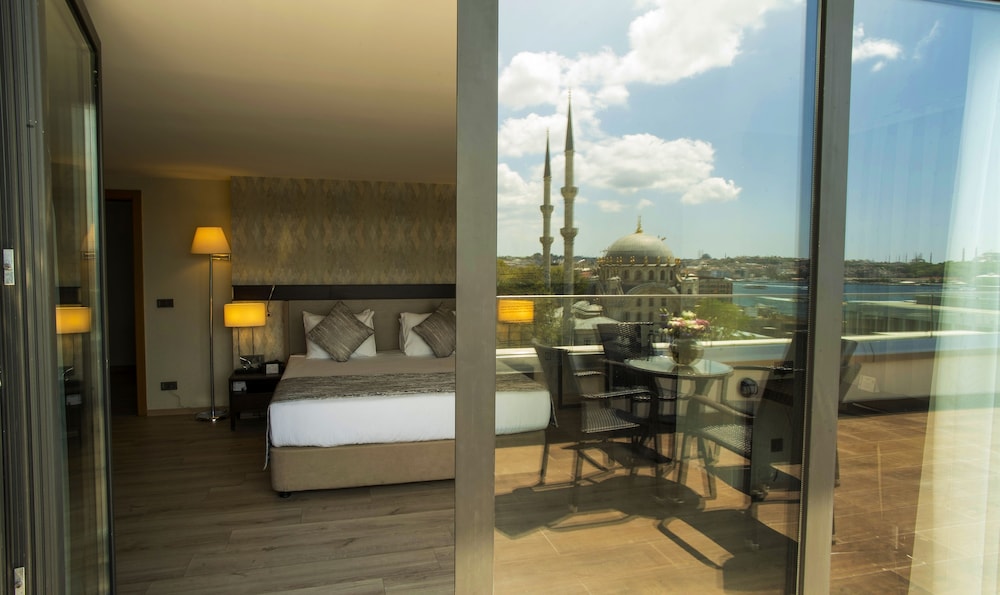 Deluxe Double Room with Partial Sea View