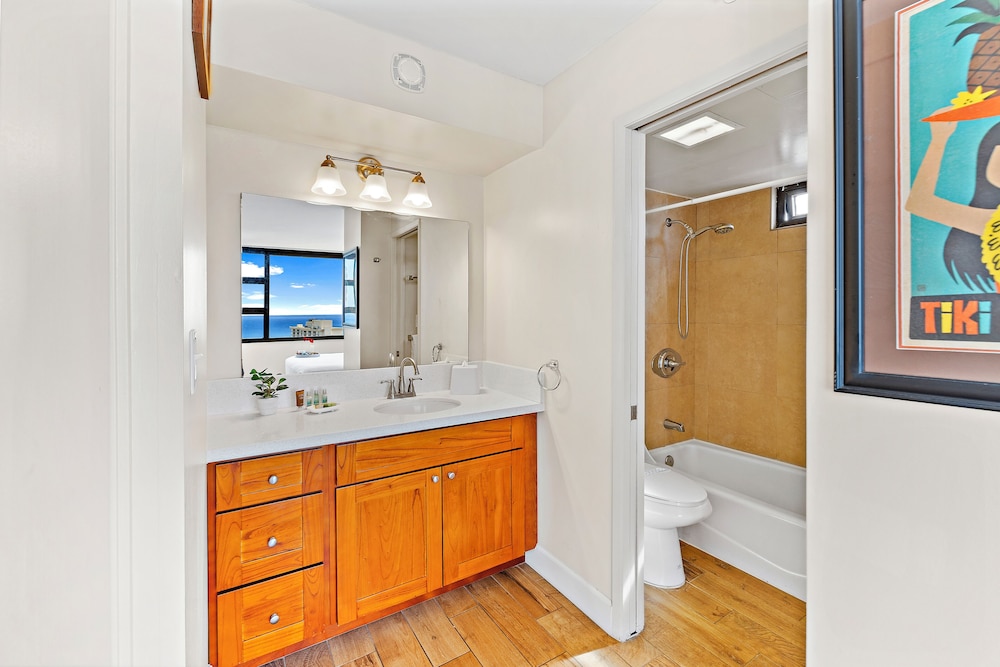 Premium Remodeled Condo with Ocean View and Parking: Premium Suite, 1 King Bed with Sofa bed, Balcony, Ocean View (0026) photo