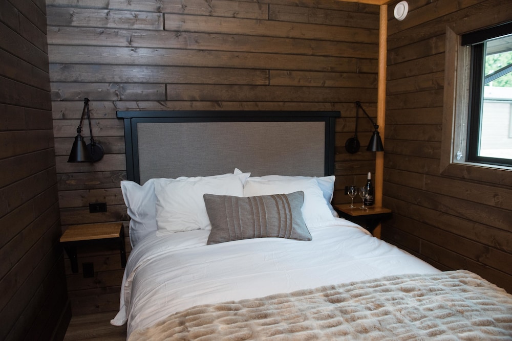 Luxury Nature Cabin, 2 Queen Beds, Gas Fireplace, Resort View (Osprey - Not Pet Friendly)