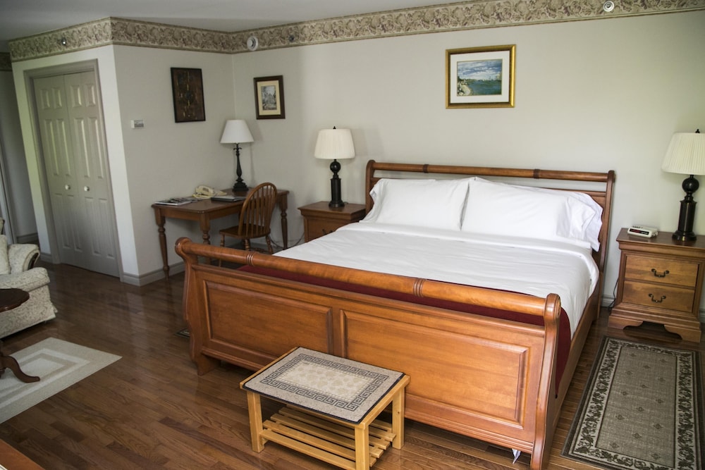 Executive Suite, 1 King Bed, Balcony photo 3