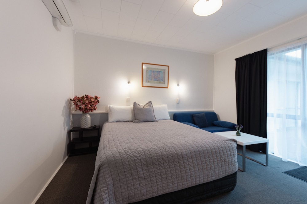 Standard Studio, 1 Queen Bed - Photo 1