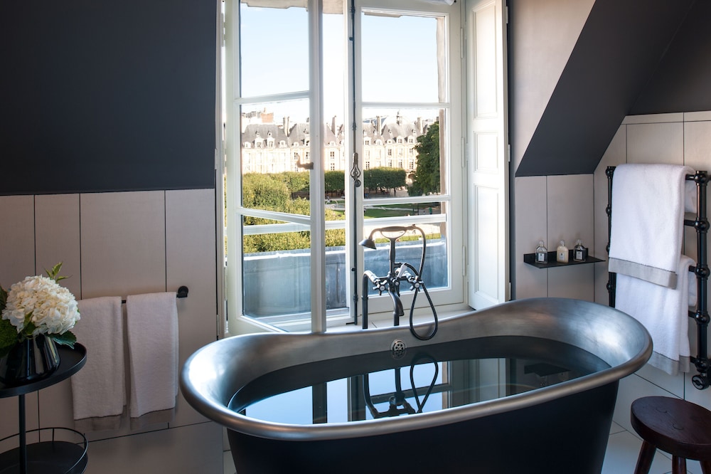 Chambre Deluxe, 1 très grand lit, accès piscine, vue jardin