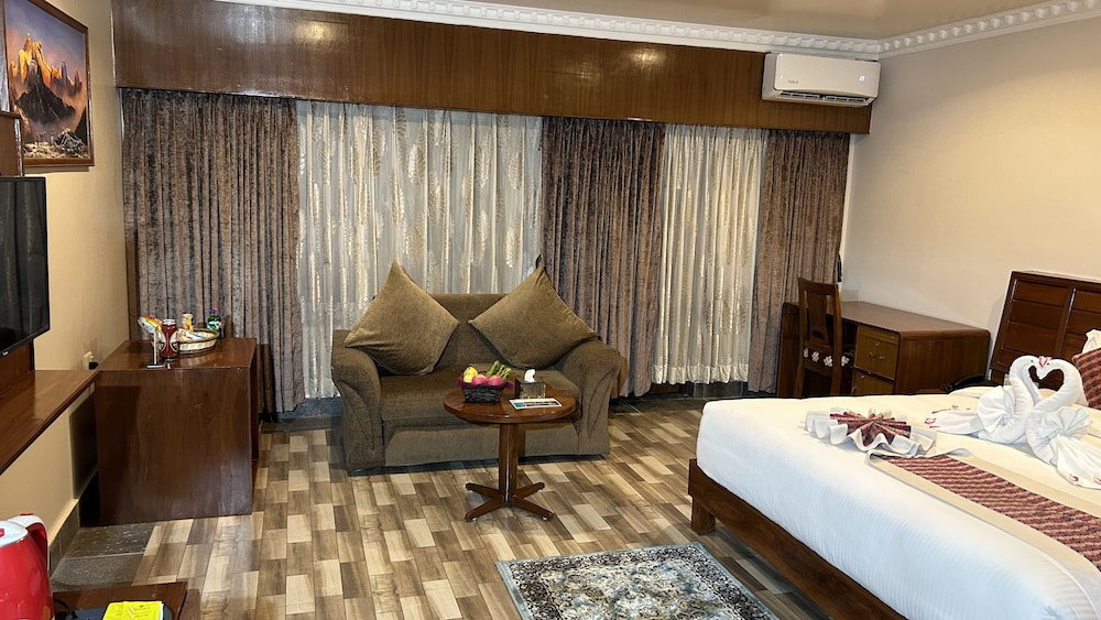 Deluxe Room - Photo 10