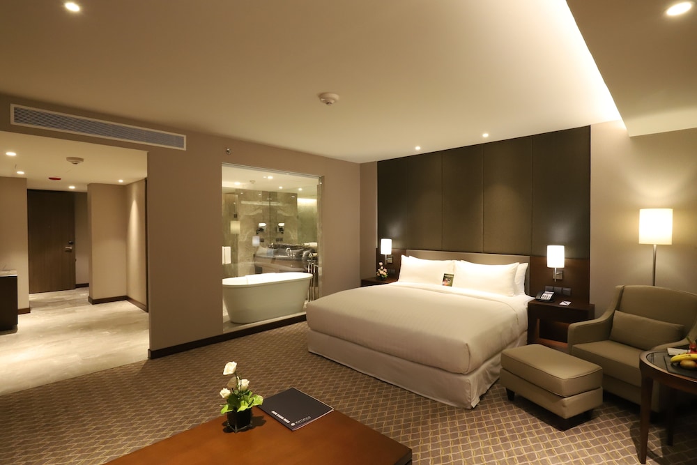 Deluxe Room, 1 King Bed (Executive) photo 3